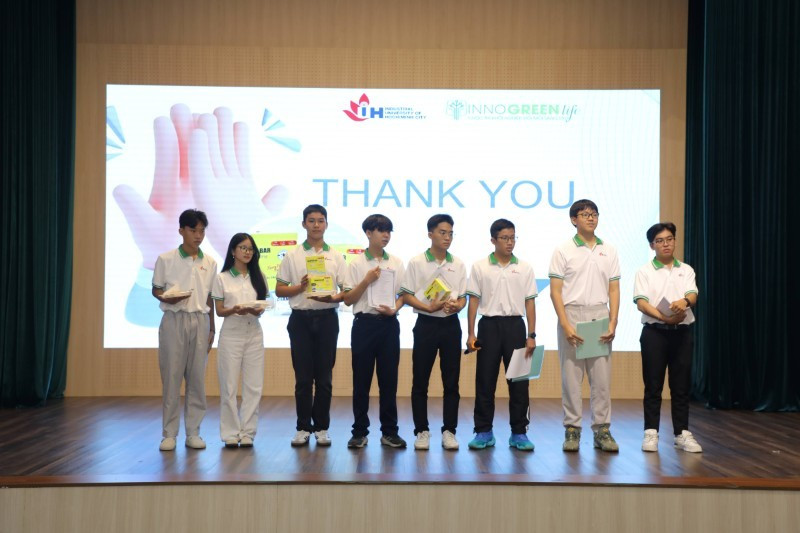 Nhóm Học sinh THPT và sinh viên trình bày dự án “Thanh Năng Lượng Champion Bar cho vận động viên”- Dự án đoạt giải Nhì cuộc thi. 5.jpg