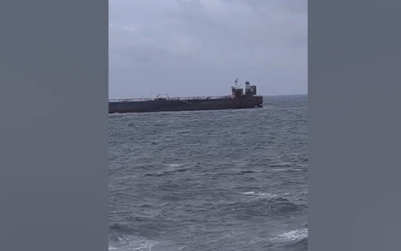 Tàu chở dầu trúng đòn tấn công mắc kẹt ngoài khơi Bulgaria