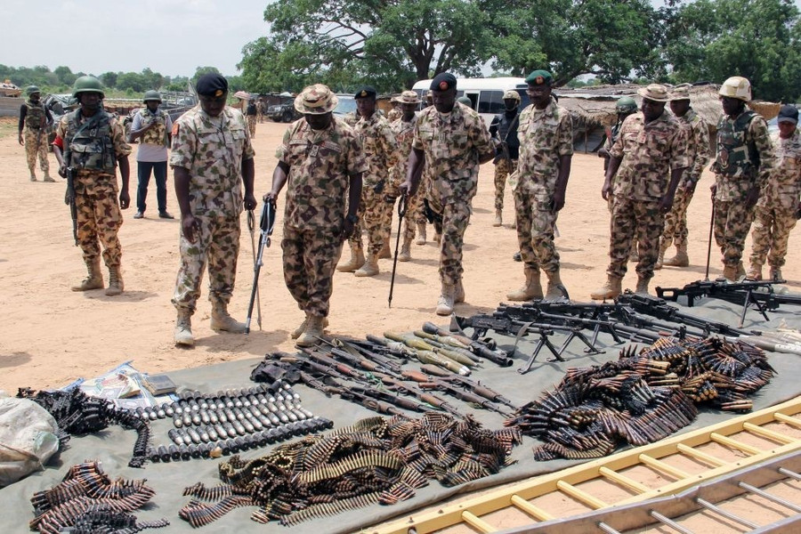 Các chỉ huy quân đội Nigeria kiểm tra vũ khí thu giữ được từ Boko Haram. Ảnh: AFP/GETTY IMAGES