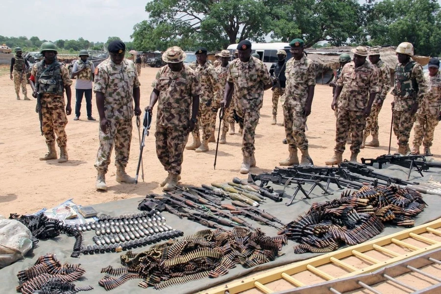 Các chỉ huy quân đội Nigeria kiểm tra vũ khí thu giữ được từ Boko Haram. Ảnh: AFP/GETTY IMAGES