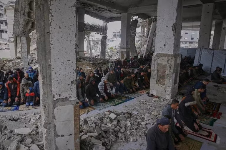 Người Palestine cầu nguyện trong tháng lễ Ramadan linh thiêng của người Hồi giáo tại Nhà thờ Hồi giáo Imam Shafi’i bị phá hủy một phần ở khu phố Zeitoun của Thành phố Gaza, ngày 7/3. [Ảnh: Jehad Alshrafi/AP.