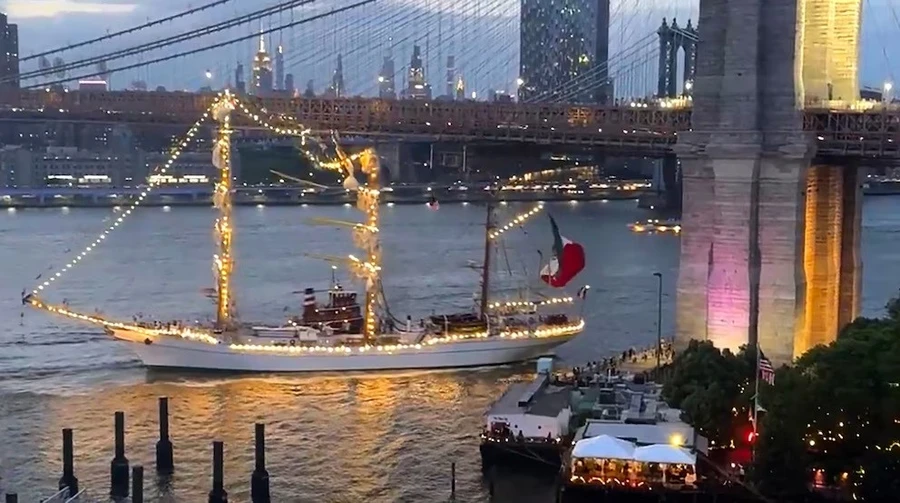 Tàu Hải quân Mexico đâm cầu Brooklyn.