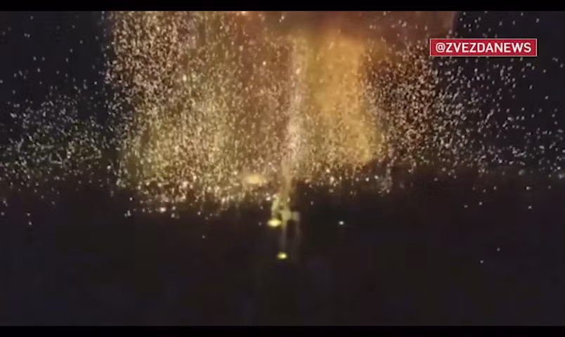 Xe tải chở đạn nổ tung rực sáng sau đòn đánh từ UAV