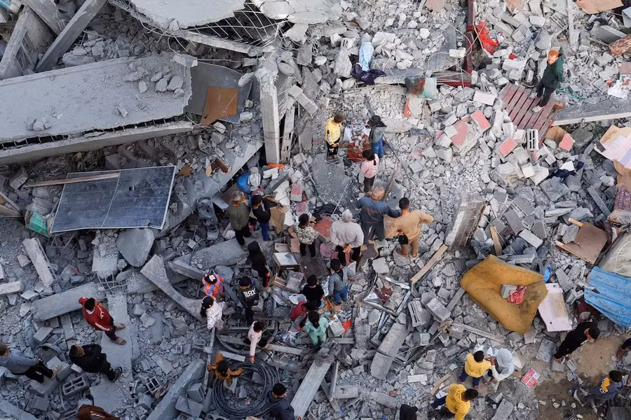 Người dân Palestine kiểm tra địa điểm Israel không kích một ngôi nhà ở Khan Younis, phía Nam Dải Gaza ngày 2/4. Ảnh: REUTERS