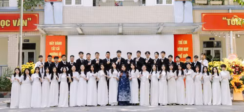 Cô trò trường THCS Hoàng Hoa Thám.