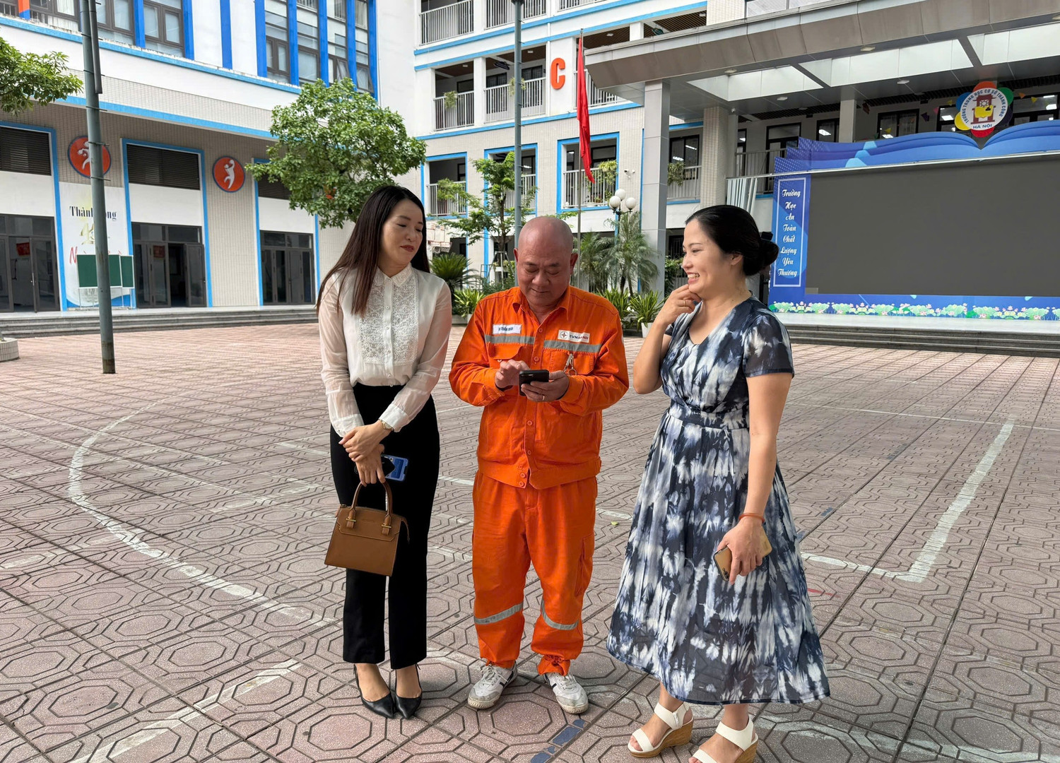 Kiểm tra, đảm bảo an toàn điện tại điểm thi Trường THCS Thành Công (quận Ba Đình). Kiểm tra, đảm bảo an toàn điện tại điểm thi Trường THCS Thành Công (quận Ba Đình).