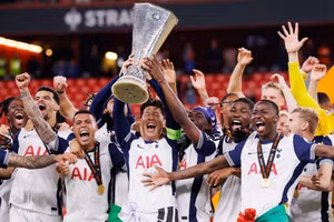 Danh hiệu đầu tiên của Spurs sau 17 năm dài chờ đợi
