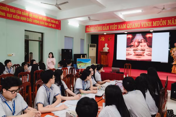 Học sinh Trường THPT Lương Thế Vinh (Quảng Trị) hào hứng trong tiết học Ngữ văn bằng tích hợp tiếng Anh và STEM. 