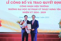 Thứ trưởng Bộ GD&ĐT Phạm Ngọc Thưởng trao quyết định của Bộ trưởng Bộ GD&ĐT cho PGS.TS Bùi Trung Thành.