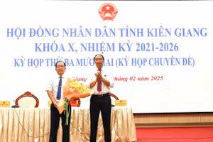 Ông Lâm Minh Thành, Phó Bí thư Thường trực Tỉnh ủy, Chủ tịch HĐND tỉnh Kiên Giang tặng hoa chúc mừng ông Nguyễn Thanh Phong.
