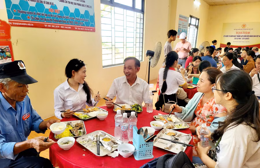 Ra mắt "Bữa cơm Công đoàn" tại Trường Đại học Luật, Đại học Huế. (Ảnh: Đ.H)