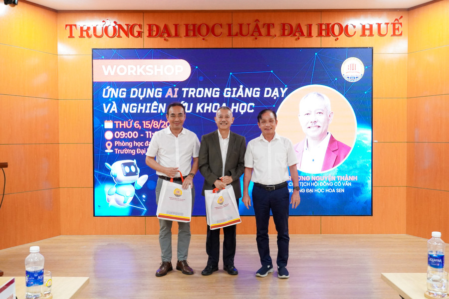 Tặng quà cho các khách mời. dsc03313.jpg