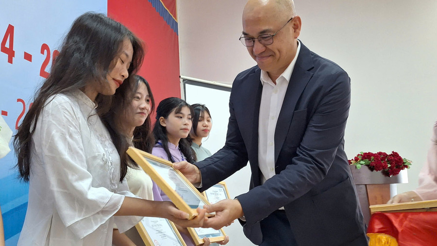 Ông Peter Mach, Chủ tịch Quỹ học bổng AMA trao tặng học bổng cho các sinh viên nghèo vượt khó năm nhất, khóa 2024-2028 Trường Đại học Sư phạm, Đại học Huế. (Ảnh: Đại Dương)