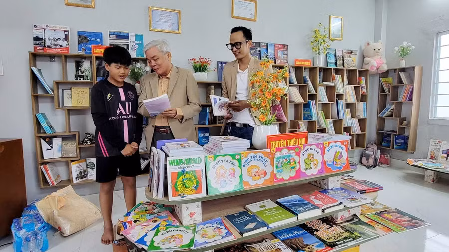 Khai trương "Thư viện cộng đồng" tại huyện Phú Vang, tỉnh Thừa Thiên Huế. (Ảnh: Đ.H)