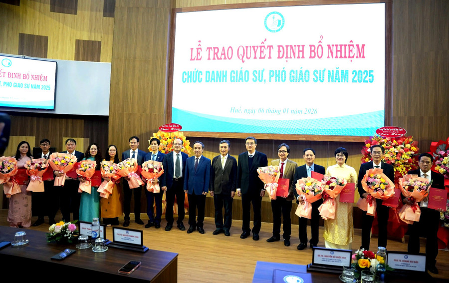 Trường ĐH Y Dược Huế trao quyết định bổ nhiệm chức danh Giáo sư, Phó Giáo sư cho 12 nhà giáo.