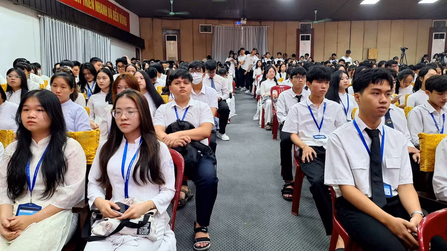 Gần 2.000 tân sinh viên nhập học tại Trường Đại học Khoa học, Đại học Huế, tăng cao hơn nhiều so với năm học trước.