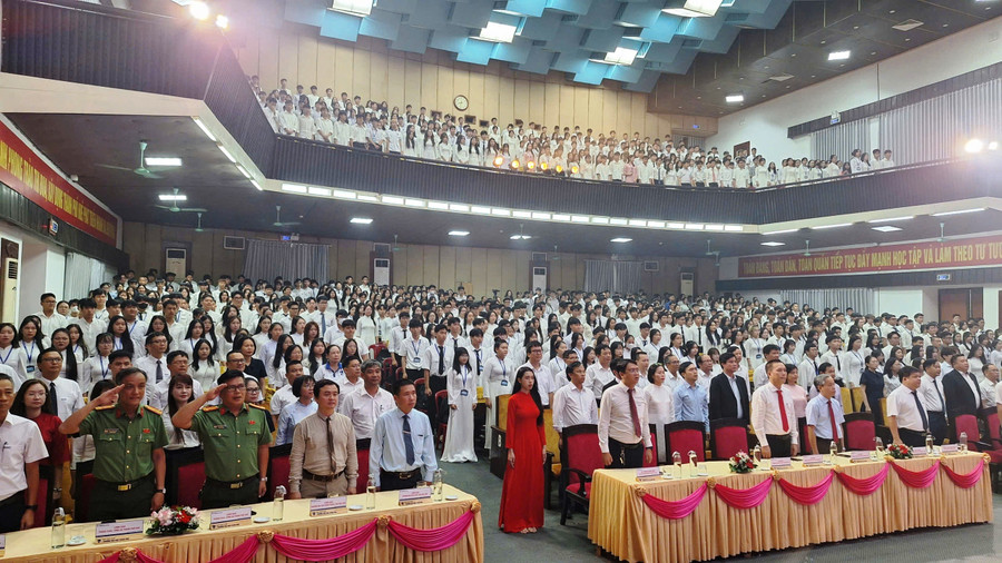 Lễ chào cờ năm học mới 2025-2026 của Trường Đại học Khoa học. tan-sinh-vien-nhap-hoc-vao-truong-dai-hoc-khoa-hoc-hue-tang-cao.jpg