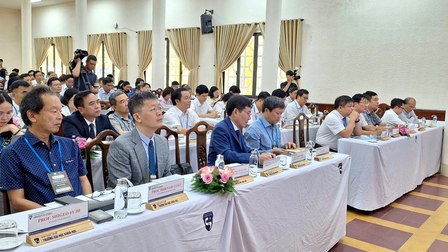 Nhiều đại biểu quốc tế uy tín trong lĩnh vực nghiên cứu môi trường tham dự tại hội thảo. z6842220901137-195e2d0cb5b1d38cdbe42aebee6f1ae9.jpg