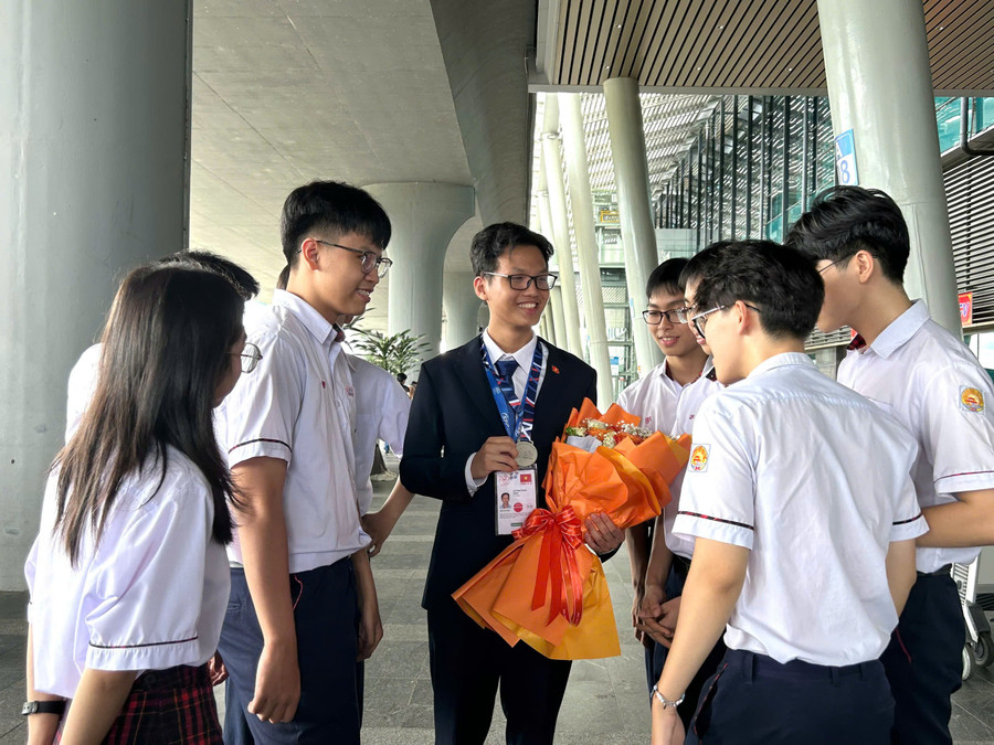 Thiện Nhân chia sẻ niềm vui cùng bạn bè. z6844297652975-cf8639fb6321e7d760077d34f4e0ec84.jpg