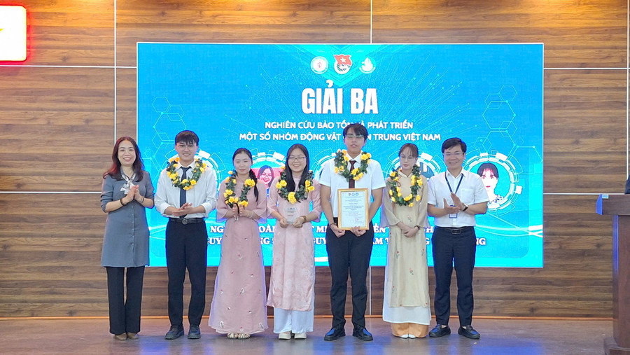 Có 7 đề tài đạt giải Ba được trao thưởng. z6627834780642-bcb91d7fc5862b2b28c02469f1060595.jpg