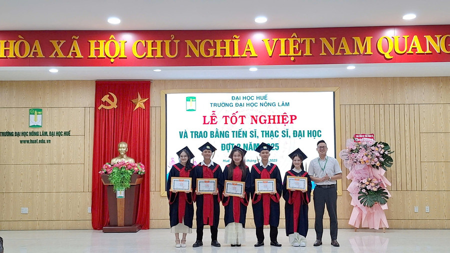 Tặng Bằng khen các đoàn viên hoạt động phong trào tốt. 3-1041.jpg