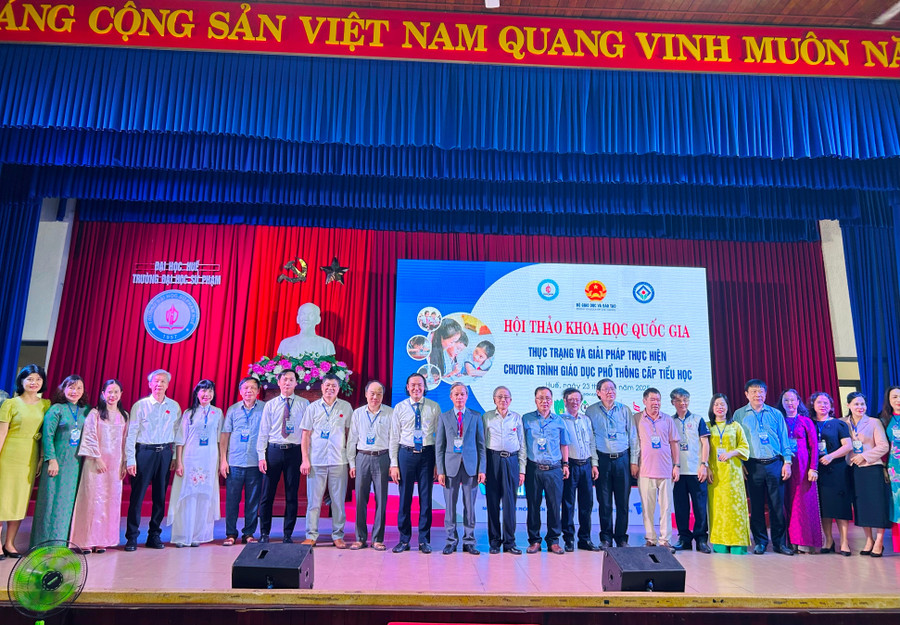 Các đại biểu chụp hình lưu niệm tại Hội thảo Khoa học quốc gia “Thực trạng và giải pháp thực hiện Chương trình GDPT cấp tiểu học”