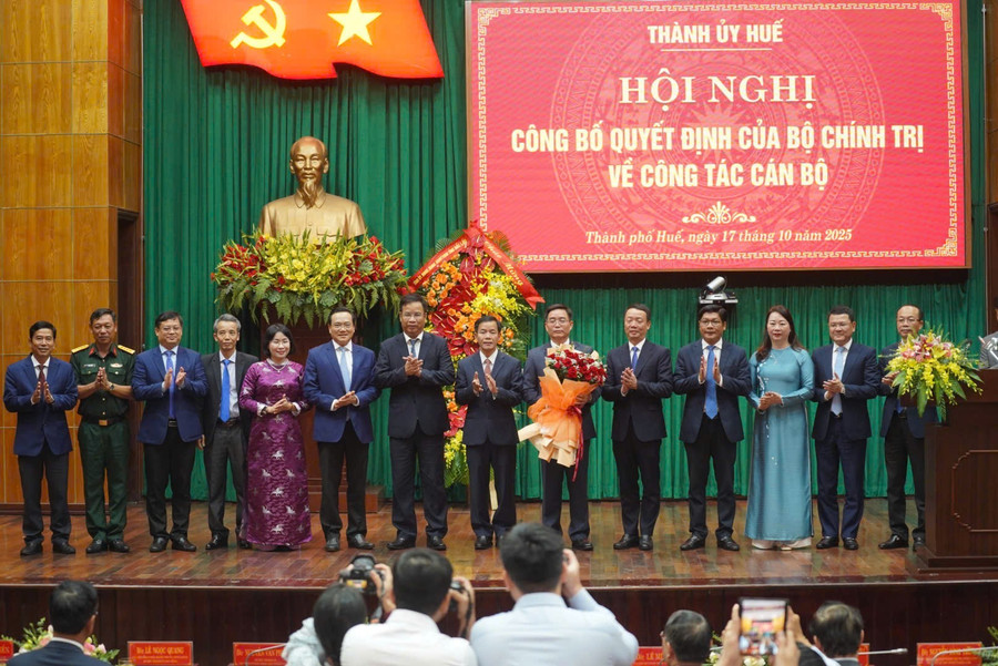 Các Ủy viên Thường vụ Thành ủy Huế tặng hoa chúc mừng ông Nguyễn Đình Trung. img-20251017-090341.jpg