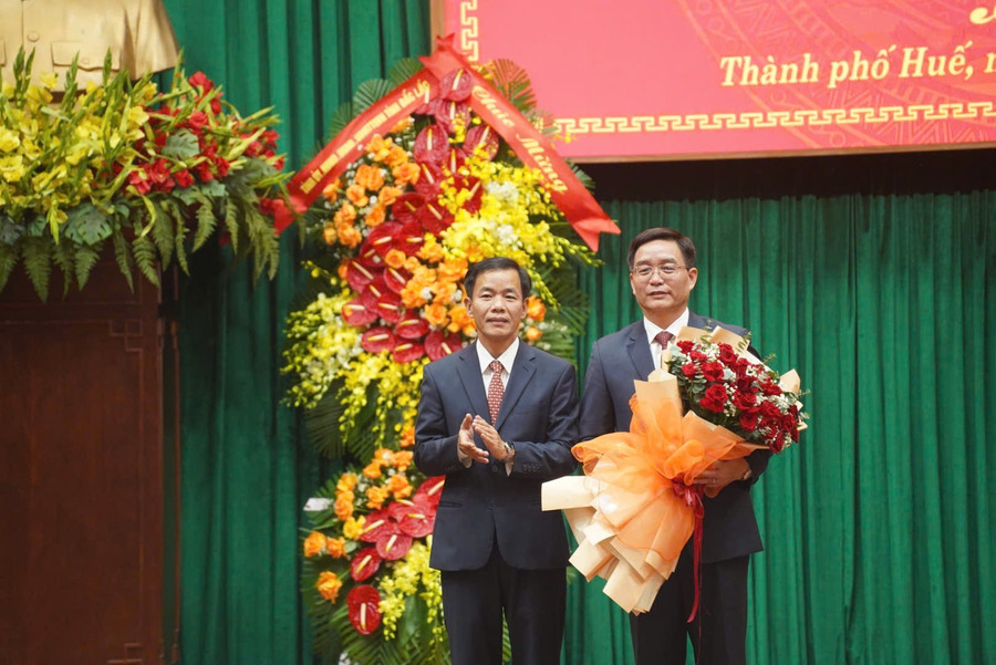Ông Nguyễn Văn Phương, Bí thư Tỉnh ủy Quảng Trị, nhiệm kỳ 2025-2030 (trái) tặng hoa chúc mừng ông Nguyễn Đình Trung. img-20251017-090438.jpg