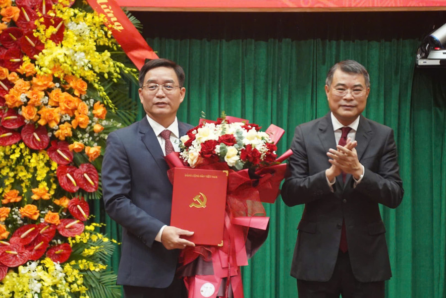 Ông Nguyễn Đình Trung (trái) giữ chức Bí thư Thành ủy Huế, nhiệm kỳ 2025-2030. img-20251017-090325.jpg