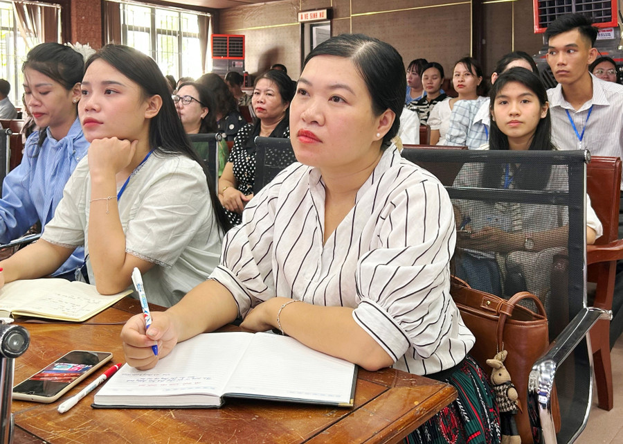 The teachers listened attentively. 9d9b30dc-0f45-4d55-8969-3d4d334b53ab.jpg