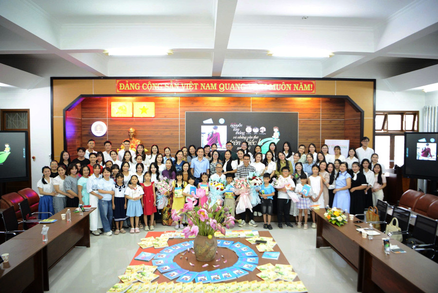 Nhà thơ Nguyễn Lãm Thắng, các khách mời và Khoa Giáo dục Tiểu học, Trường Đại học Sư phạm, Đại học Huế chụp ảnh lưu niệm. (Ảnh: Huy Trần) z6743704805749-8c42d21014fd47992d40a2acdd6cca35.jpg