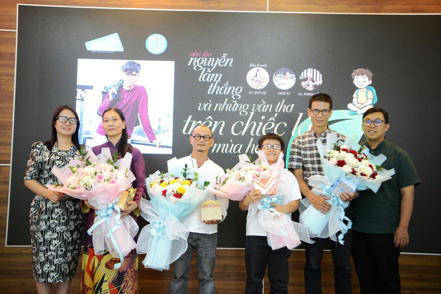 Tặng hoa cho các khách mời. z6743704815636-3a40035d60d6420cbc7528b83ba07ecc.jpg