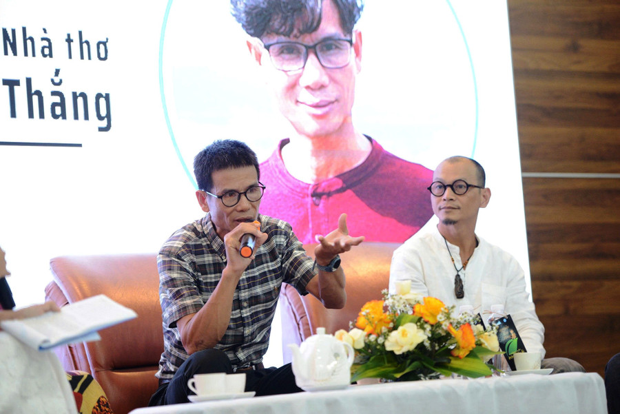 Nhà thơ Nguyễn Lãm Thắng (trái). z6743704797307-1cd9c58bffbda6596e1aa40aa8263ade.jpg