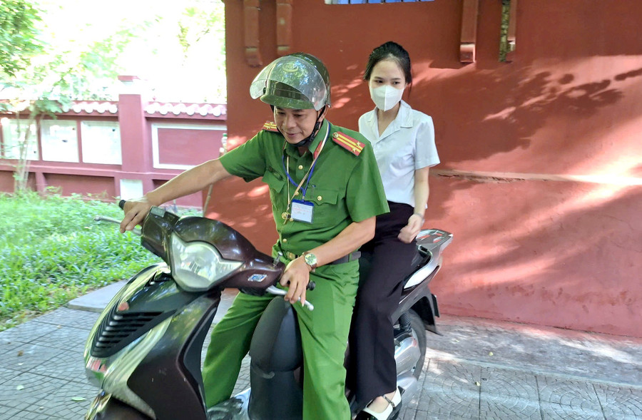 Nữ thí sinh bị nhầm điểm thi tại Trường THPT chuyên Quốc Học - Huế, nhờ công an chở qua điểm thi Trường THPT Hai Bà Trưng khi giờ phát đề cận kề. z6742662107834-fdf7f025f513109f2cf010989f54ec98.jpg
