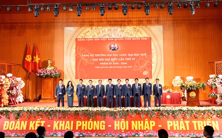 Đại hội bầu ra các thành viên Ban Chấp hành Đảng bộ Trường Đại học Luật, Đại học Huế nhiệm kỳ mới 2025 – 2030.