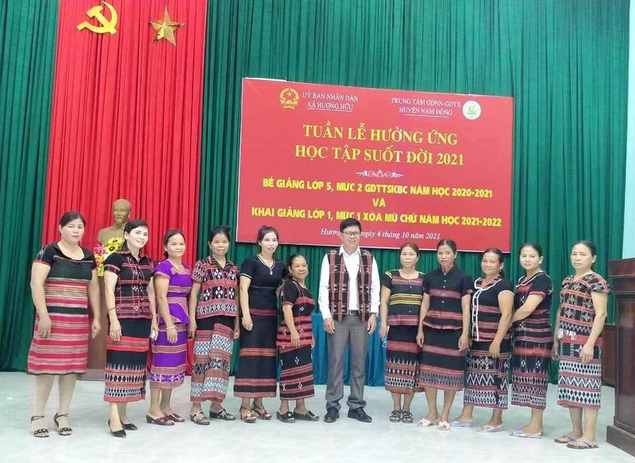 Bế giảng lớp xóa mù chữ cho đồng bào dân tộc thiểu số tại địa bàn xã Hương Hữu, huyện Nam Đông (cũ), nay là xã Long Quảng, TP Huế.