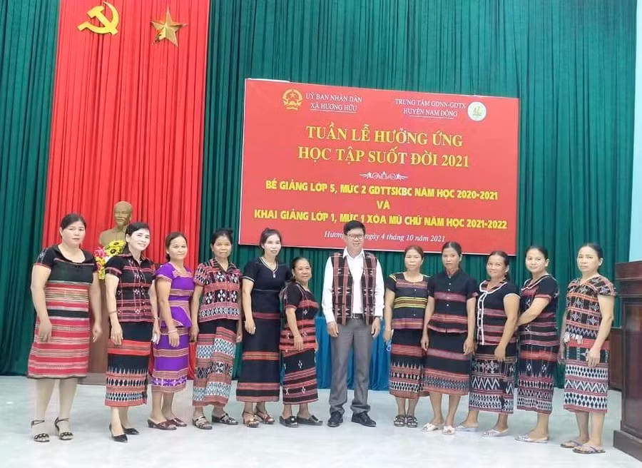 Bế giảng lớp xóa mù chữ cho đồng bào dân tộc thiểu số tại địa bàn xã Hương Hữu, huyện Nam Đông (cũ), nay là xã Long Quảng, TP Huế.