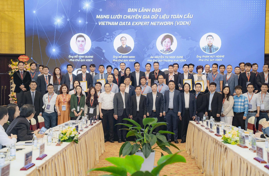 Các đại biểu chụp ảnh lưu niệm tại Lễ công bố Mạng lưới chuyên gia Dữ liệu toàn cầu.
