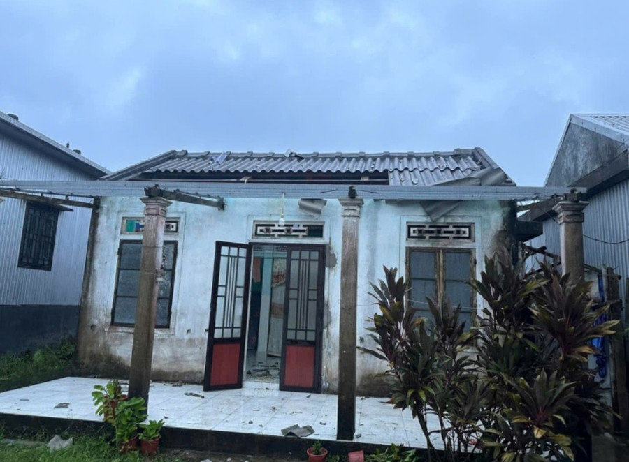 Các hộ dân thiệt hại nặng nề khi lốc xoáy bất ngờ. 2.jpg