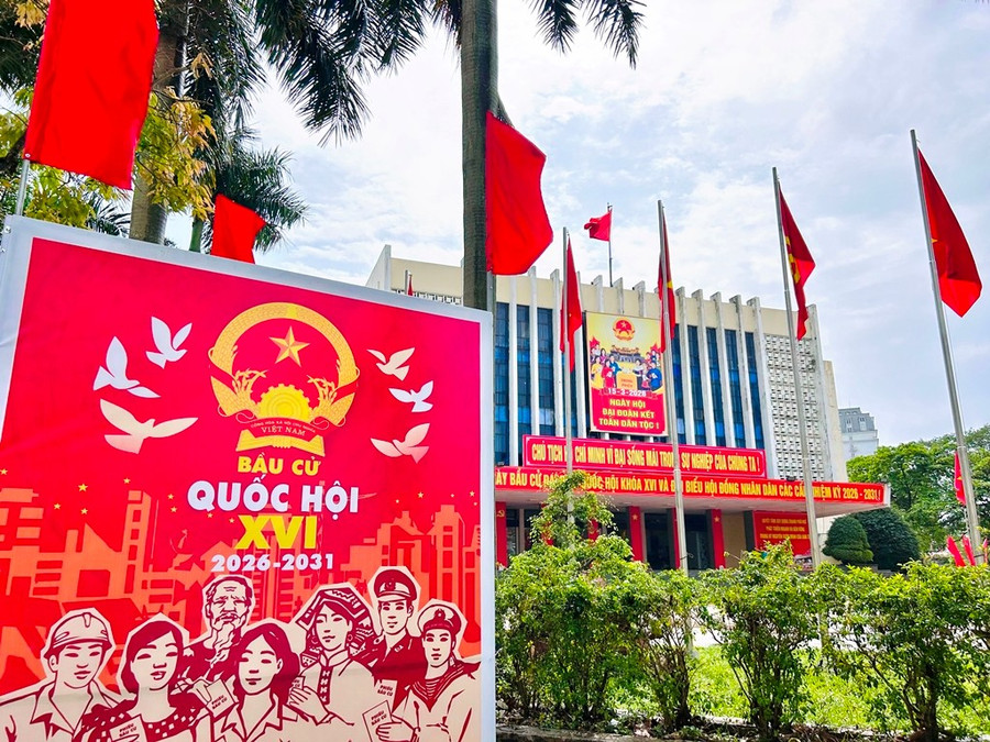 Nhiều tuyến phố ở TP Huế rực rỡ cờ Tổ quốc, pano, áp phích cổ động, lan tỏa không khí phấn khởi hướng về ngày hội bầu cử.