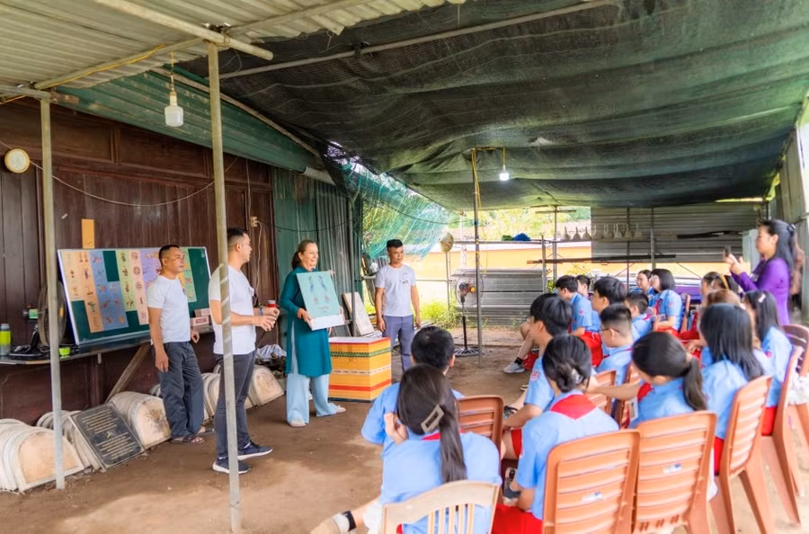 Chương trình "Tô màu di sản và trò chơi trí nhớ nghệ thuật Huế" miễn phí cho học sinh Thừa Thiên Huế. (Ảnh: Bảo Minh)