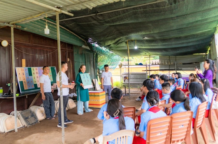 Chương trình "Tô màu di sản và trò chơi trí nhớ nghệ thuật Huế" miễn phí cho học sinh Thừa Thiên Huế. (Ảnh: Bảo Minh)