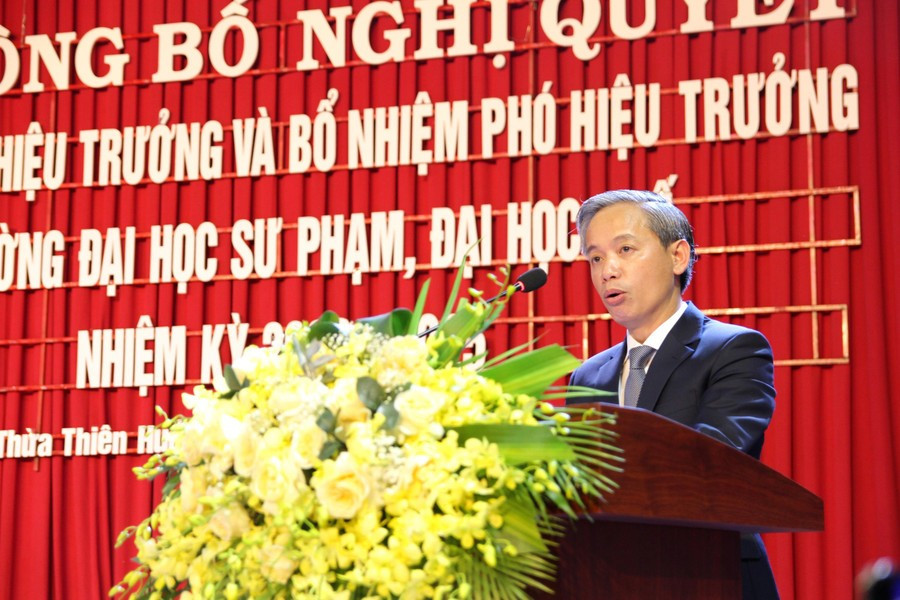 フエ教育大学のレ・ホー・ソン学長は、決議71の利点についてコメントした。(写真:ダイ・ドゥオン) image.jpg