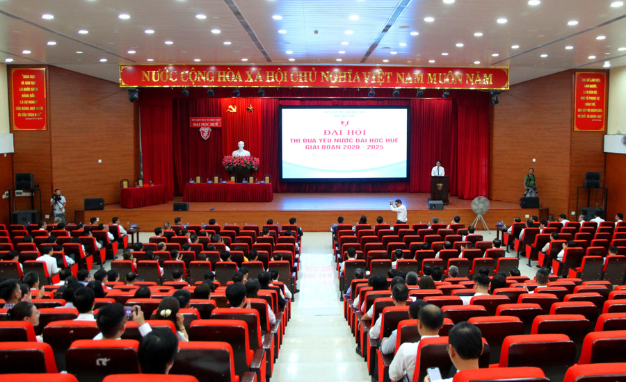 Các đại biểu tham dự Đại hội thi đua yêu nước Đại học Huế giai đoạn 2020 – 2025. (Ảnh: Đại Dương) 1.jpg
