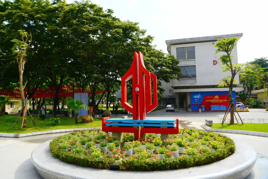 Công trình Công viên cổng 34 Lê Lợi tại Trường Đại học Sư phạm, Đại học Huế vừa được gắn biển nhằm chào mừng Đại hội Đảng bộ Trường lần thứ XVI nhiệm kỳ 2025-2030. (Ảnh: Huy Lê)
