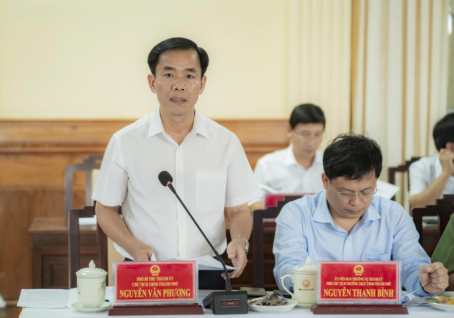 Ông Nguyễn Văn Phương, Chủ tịch UBND TP Huế báo cáo tại buổi làm việc. 8.jpg