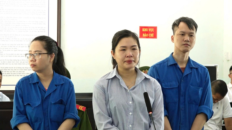3 bị cáo Lê Thị Hồng Phương, Phạm Thanh Long và Nguyễn Thu Trinh tại phiên tòa sơ thẩm. (Ảnh: M.N) huy-dong-von-1123.jpg