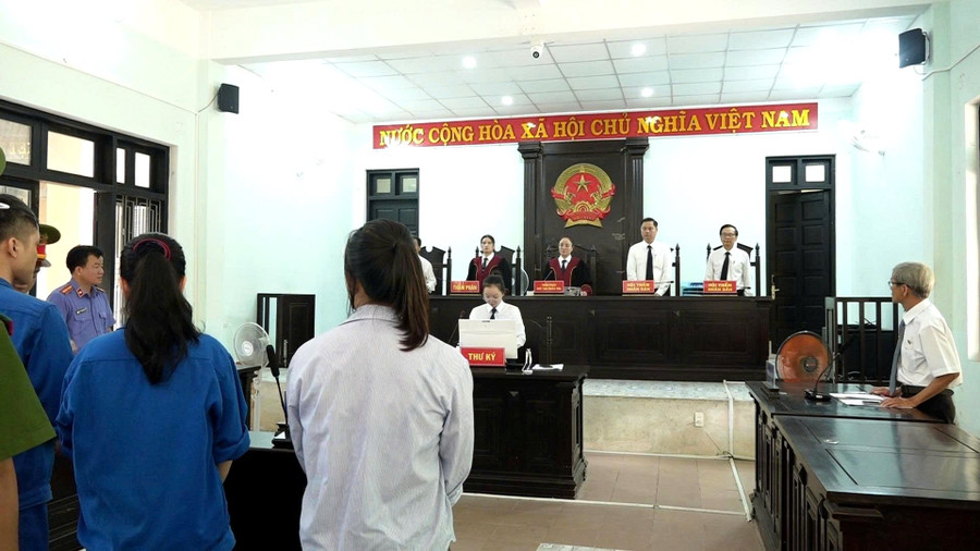 Tòa án nhân dân TP Huế xét xử sơ thẩm vụ án lừa đảo, chiếm đoạt tài sản và lạm dụng tín nhiệm chiếm đoạt tài sản. (Ảnh: M.N.)