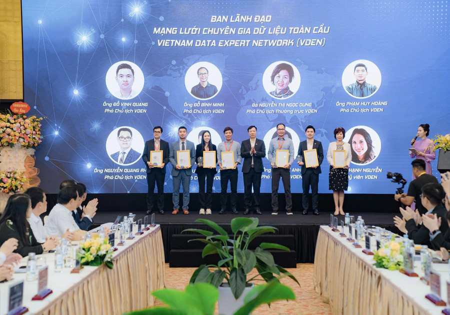 Thiếu tướng Nguyễn Ngọc Cương trao Quyết định cho Ban lãnh đạo Mạng lưới chuyên gia Dữ liệu toàn cầu. z7122060852222-06cb782e80530a17bc77df7e8b141e8a.jpg