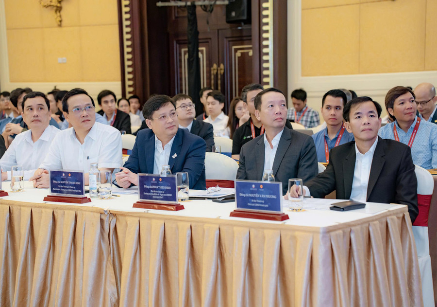 Các đại biểu tham dự sự kiện công bố Mạng lưới chuyên gia Dữ liệu toàn cầu. z7122060708535-288f926db83466984a9712438ed79d55.jpg